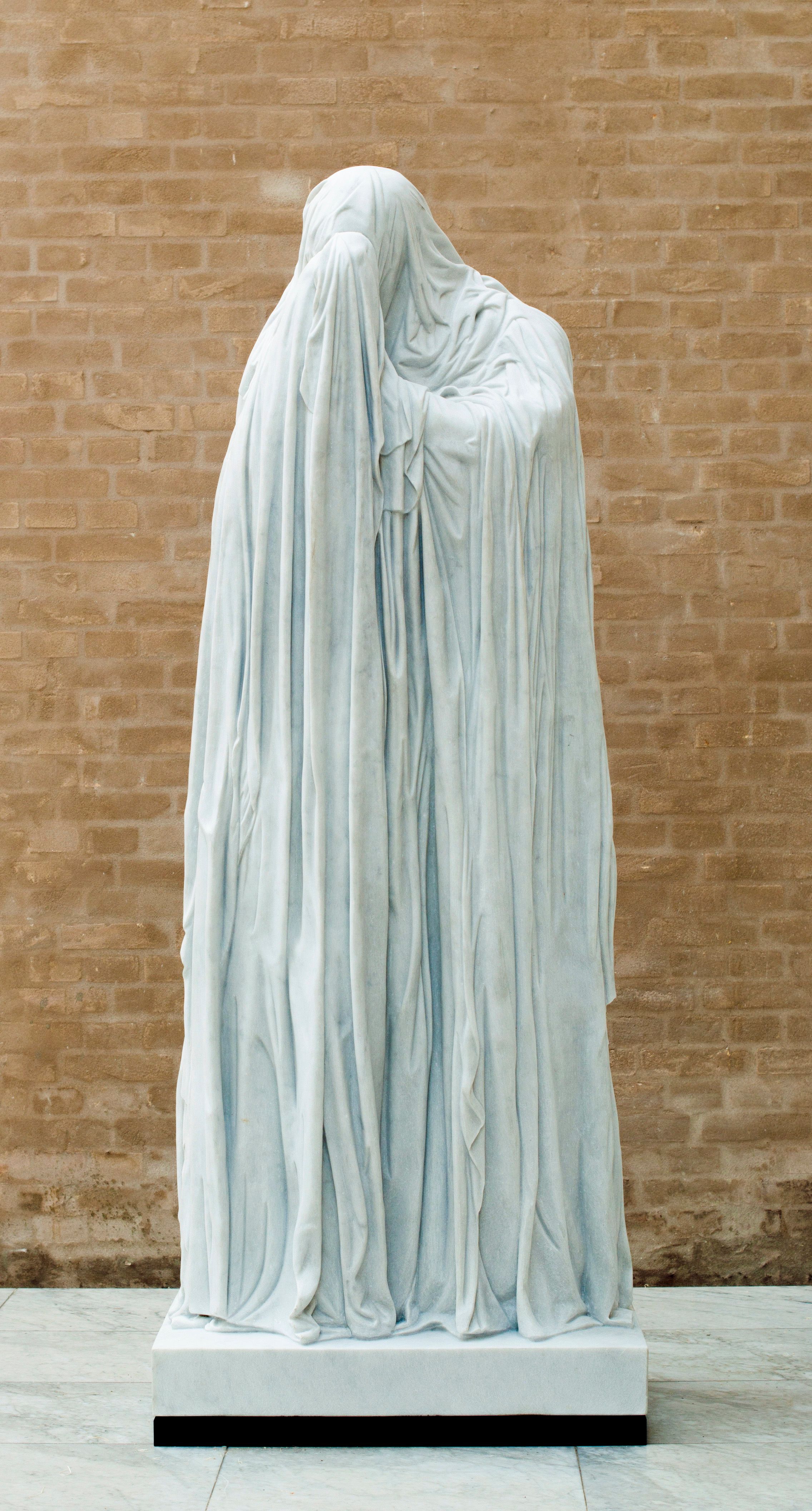 Hvid marmorskulptur af to sammensmeltede figurer skjult under en fælles drapering. Skulpturen “Todesfigur” af Christian Lemmerz, udført i Carrara-marmor. 195 × 75 × 57 cm, 2010–11. Udstillet på Ny Carlsberg Glyptotek.